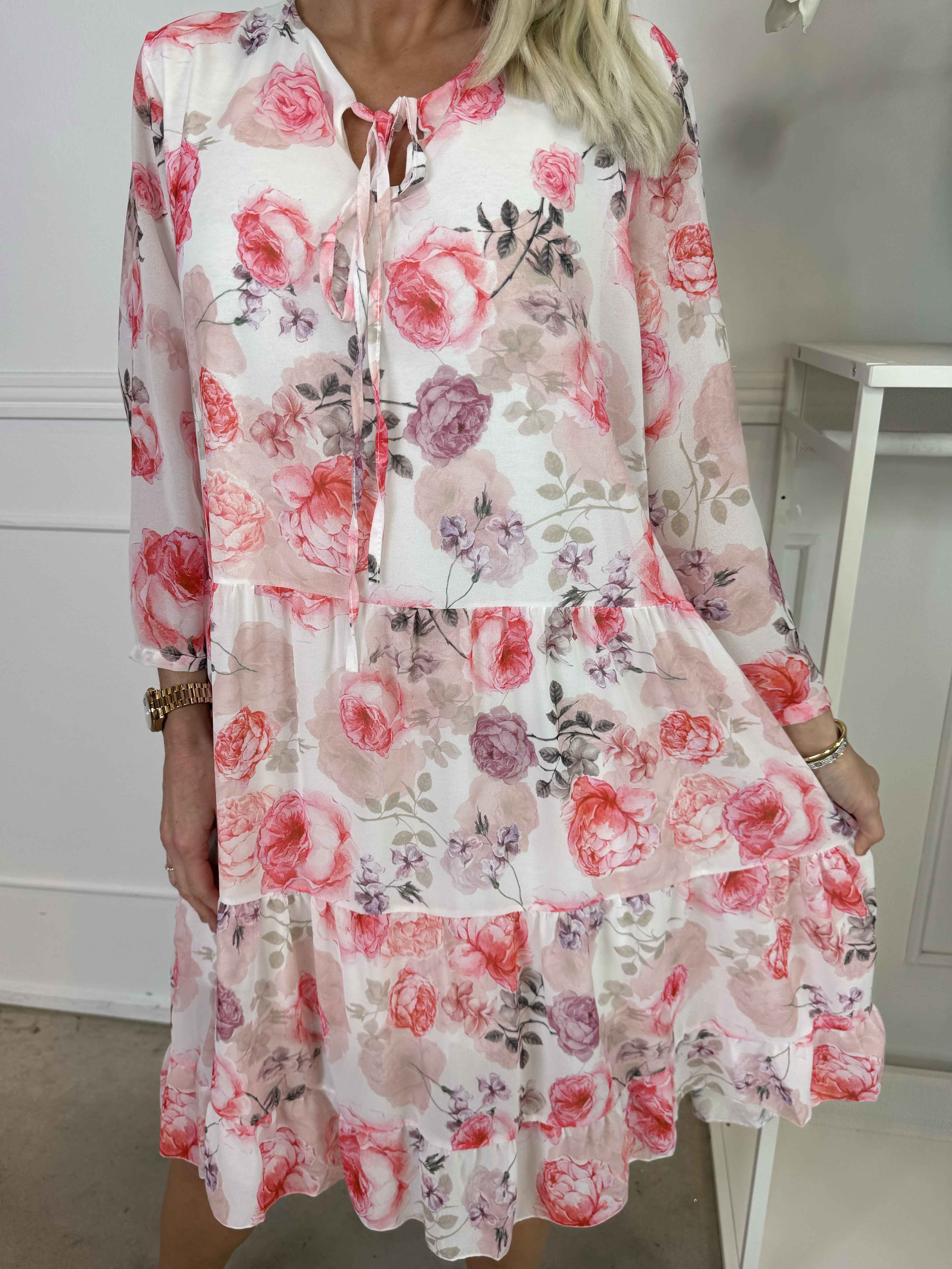 Stella - Blomsterkjole i chiffon med viskose underkjole